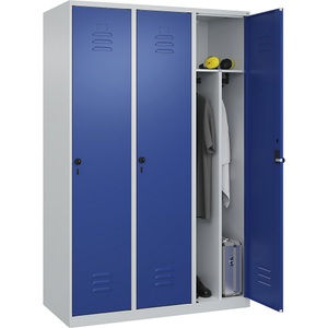 C+P Spind Classic PLUS, 3 Abteile, lichtgrau / enzianblau, B 1200 mm, mit Bodengleitern, Drehriegel, Trennwand mittig