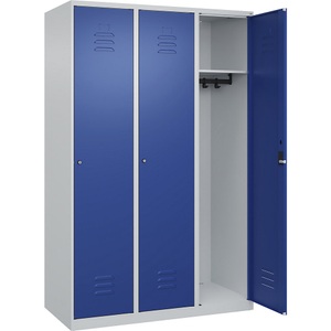 C+P Spind Classic PLUS, 3 Abteile, lichtgrau / enzianblau, B 1200 mm, mit Bodengleitern, Zylinderschloss