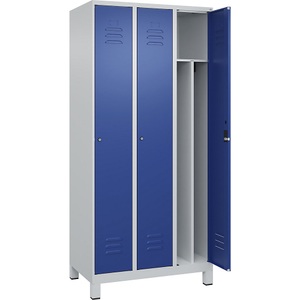 C+P Spind Classic PLUS, 3 Abteile, lichtgrau / enzianblau, B 900 mm, mit Füßen, Zylinderschloss, Trennwand mittig