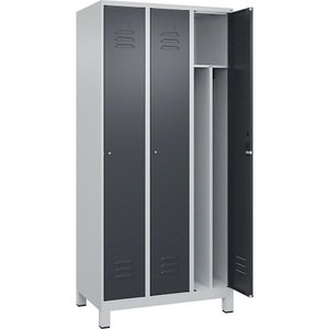 C+P Spind Classic PLUS, 3 Abteile, lichtgrau / grau, B 900 mm, mit Füßen, Zylinderschloss, Trennwand mittig