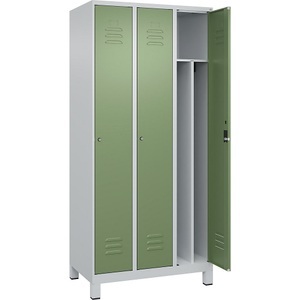 CP, C+P Spind Classic PLUS, 3 Abteile, lichtgrau / resedagrün, B 900 mm, mit Füßen, Zylinderschloss, Trennwand mittig, C+P Spind Classic PLUS, 3 Abteile, lichtgrau / resedagrün, B 900 mm, mit Füßen, Zylinderschloss, Trennwand mittig