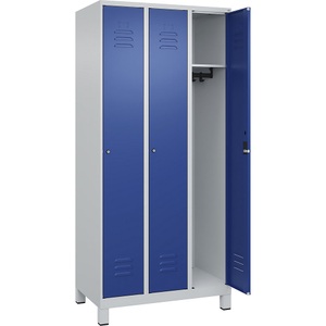 C+P Spind Classic PLUS, 3 Abteile, lichtgrau / enzianblau, B 900 mm, mit Füßen, Zylinderschloss