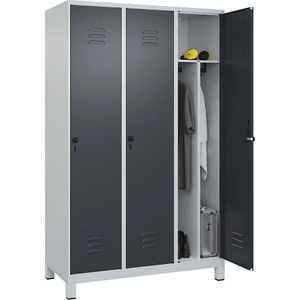 C+P Spind Classic PLUS, 3 Abteile, lichtgrau / grau, B 1200 mm, mit Füßen, Drehriegel, Trennwand mittig