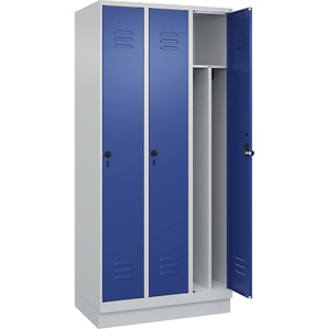 C+P Spind Classic PLUS, 3 Abteile, lichtgrau / enzianblau, B 900 mm, mit Bodensockel, Drehriegel, Trennwand mittig