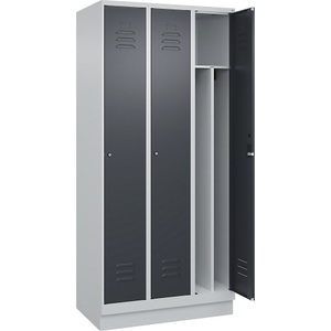 C+P Spind Classic PLUS, 3 Abteile, lichtgrau / grau, B 900 mm, mit Bodensockel, Zylinderschloss, Trennwand mittig