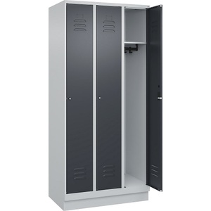 C+P Spind Classic PLUS, 3 Abteile, lichtgrau / grau, B 900 mm, mit Bodensockel, Zylinderschloss