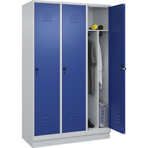 C+P Spind Classic PLUS, 3 Abteile, lichtgrau / enzianblau, B 1200 mm, mit Bodensockel, Drehriegel, Trennwand mittig