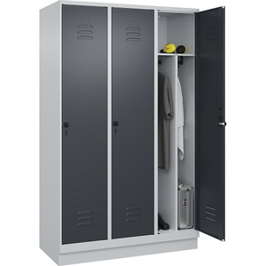 C+P Spind Classic PLUS, 3 Abteile, lichtgrau / grau, B 1200 mm, mit Bodensockel, Drehriegel, Trennwand mittig