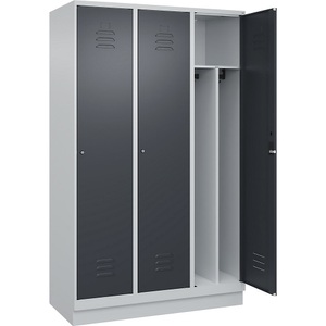 C+P Spind Classic PLUS, 3 Abteile, lichtgrau / grau, B 1200 mm, mit Bodensockel, Zylinderschloss, Trennwand mittig