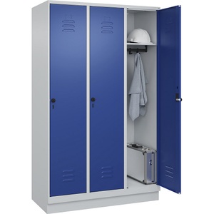 C+P Spind Classic PLUS, 3 Abteile, lichtgrau / enzianblau, B 1200 mm, mit Bodensockel, Drehriegel