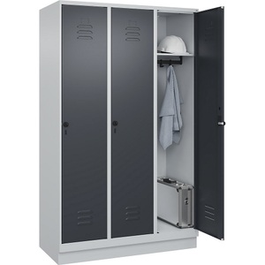 C+P Spind Classic PLUS, 3 Abteile, lichtgrau / grau, B 1200 mm, mit Bodensockel, Drehriegel