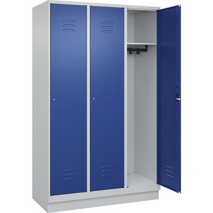 C+P Spind Classic PLUS, 3 Abteile, lichtgrau / enzianblau, B 1200 mm, mit Bodensockel, Zylinderschloss