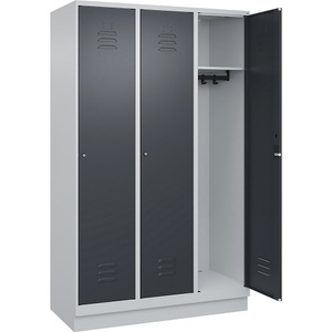 C+P Spind Classic PLUS, 3 Abteile, lichtgrau / grau, B 1200 mm, mit Bodensockel, Zylinderschloss