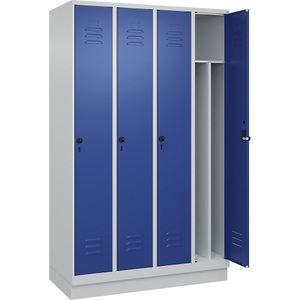 C+P Spind Classic PLUS, 4 Abteile, lichtgrau / enzianblau, B 1200 mm, mit Bodensockel, Drehriegel, Trennwand mittig