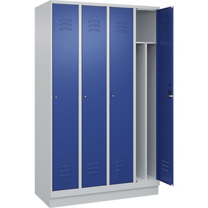C+P Spind Classic PLUS, 4 Abteile, lichtgrau / enzianblau, B 1200 mm, mit Bodensockel, Zylinderschloss, Trennwand mittig