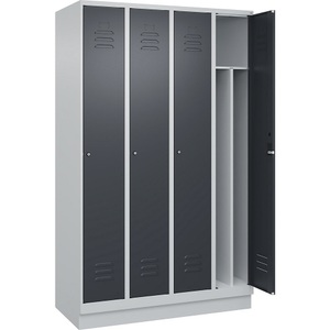 C+P Spind Classic PLUS, 4 Abteile, lichtgrau / grau, B 1200 mm, mit Bodensockel, Zylinderschloss, Trennwand mittig