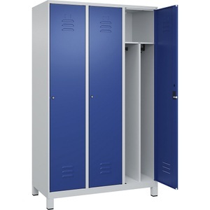 C+P Spind Classic PLUS, 3 Abteile, lichtgrau / enzianblau, B 1200 mm, mit Füßen, Zylinderschloss, Trennwand mittig