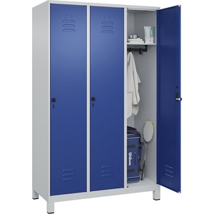 C+P Spind Classic PLUS, 3 Abteile, lichtgrau / enzianblau, B 1200 mm, mit Füßen, Drehriegel