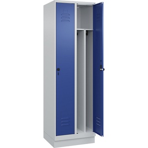 C+P Spind Classic PLUS, 2 Abteile, lichtgrau / enzianblau, B 600 mm, mit Bodensockel, Drehriegel, Trennwand mittig