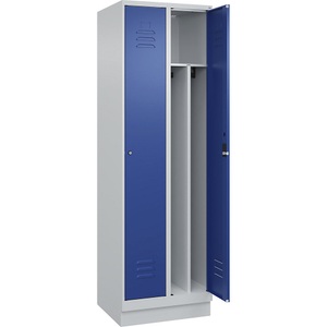 C+P Spind Classic PLUS, 2 Abteile, lichtgrau / enzianblau, B 600 mm, mit Bodensockel, Zylinderschloss, Trennwand mittig