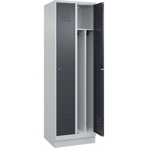 C+P Spind Classic PLUS, 2 Abteile, lichtgrau / grau, B 600 mm, mit Bodensockel, Zylinderschloss, Trennwand mittig