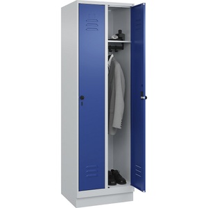 C+P Spind Classic PLUS, 2 Abteile, lichtgrau / enzianblau, B 600 mm, mit Bodensockel, Drehriegel