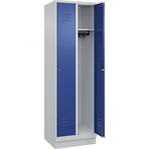 C+P Spind Classic PLUS, 2 Abteile, lichtgrau / enzianblau, B 600 mm, mit Bodensockel, Zylinderschloss