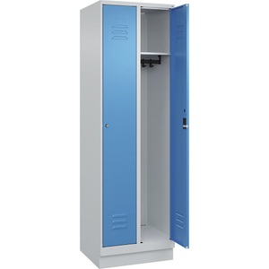 C+P Spind Classic PLUS, 2 Abteile, lichtgrau / lichtblau, B 600 mm, mit Bodensockel, Zylinderschloss
