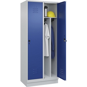 C+P Spind Classic PLUS, 2 Abteile, lichtgrau / enzianblau, B 800 mm, mit Bodensockel, Drehriegel, Trennwand mittig