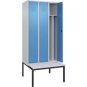 C+P Spind Classic PLUS Sitzbank, 3 Abteile, mittig, lichtgrau / lichtblau, B 900 mm, Zylinderschloss, untergebaut, Kunststoff
