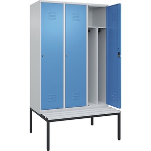 C+P Spind Classic PLUS Sitzbank, 3 Abteile, mittig, lichtgrau / lichtblau, B 1200 mm, Zylinderschloss, untergebaut, Kunststoff