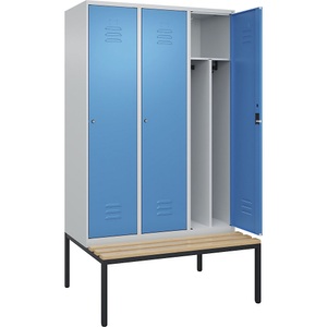 C+P Spind Classic PLUS Sitzbank, 3 Abteile, mittig, lichtgrau / lichtblau, B 1200 mm, Zylinderschloss, untergebaut, Buche-Hartholz