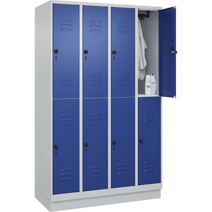 C+P Doppelstock-Spind Classic PLUS, 4 Abteile, lichtgrau / enzianblau, HxB 1950 x 1200 mm, mit Bodensockel, Drehriegel