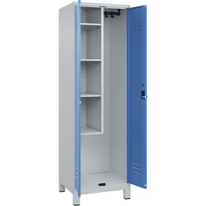 C+P Putzmittelspind Classic PLUS, 1 Abteil, Trennwand mittig, verkürzt, lichtgrau / lichtblau, B 600 mm, mit Füßen, Drehriegel