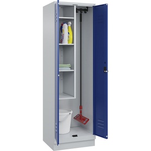C+P Putzmittelspind Classic PLUS, 1 Abteil, Trennwand mittig, verkürzt, lichtgrau / enzianblau, B 600 mm, mit Bodensockel, Drehriegel
