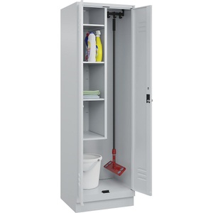 C+P Putzmittelspind Classic PLUS, 1 Abteil, Trennwand mittig, verkürzt, lichtgrau, B 600 mm, mit Bodensockel, Drehriegel