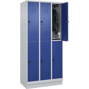 C+P Doppelstock-Spind Classic PLUS, 3 Abteile, lichtgrau / enzianblau, HxB 1950 x 900 mm, mit Bodensockel, Drehriegel