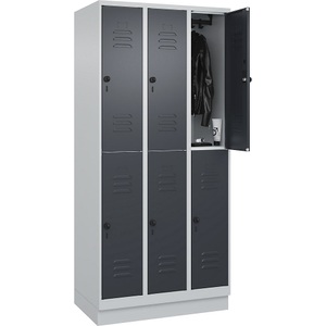 C+P Doppelstock-Spind Classic PLUS, 3 Abteile, lichtgrau / grau, HxB 1950 x 900 mm, mit Bodensockel, Drehriegel