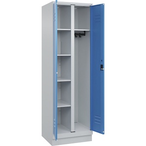 C+P Putzmittelspind Classic PLUS, 1 Abteil, Trennwand mittig, lichtgrau / lichtblau, B 600 mm, mit Bodensockel, Zylinderschloss