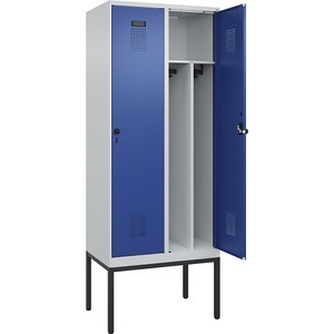 undefined, Spind Evolo PLUS Trennwand mittig, 2 Abteile, lichtgrau / enzianblau, B 800 mm, mit schmalen Füßen, Sicherheits-Drehriegel, Spind Evolo PLUS Trennwand mittig, 2 Abteile, lichtgrau / enzianblau, B 800 mm, mit schmalen Füßen, Sicherheits-Drehriegel