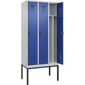 undefined, Spind Evolo PLUS Trennwand mittig, 3 Abteile, lichtgrau / enzianblau, B 900 mm, mit schmalen Füßen, Sicherheits-Drehriegel, Spind Evolo PLUS Trennwand mittig, 3 Abteile, lichtgrau / enzianblau, B 900 mm, mit schmalen Füßen, Sicherheits-Drehriegel