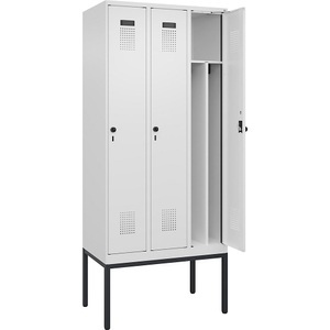 undefined, Spind Evolo PLUS Trennwand mittig, 3 Abteile, weiß, B 900 mm, mit schmalen Füßen, Sicherheits-Drehriegel, Spind Evolo PLUS Trennwand mittig, 3 Abteile, weiß, B 900 mm, mit schmalen Füßen, Sicherheits-Drehriegel