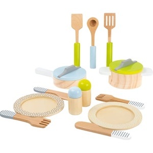 Legler, Small Foot 11098 - Geschirr- und Topfset Kinderküche, aus Holz, mit Tellern, Besteck, Streuer, Topf, Pfanne und Küchenhelfer, Spielküchenzubehör GESCHIRR UND TÖPFE 13-teilig