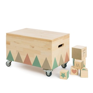MUDDY BUDDY®, MUDDY BUDDY® Truhe »Treasure Hunter«, BxTxH: 30x50x32 cm, MUDDY BUDDY® Truhe »Treasure Hunter«, (Mit 6 grossen Würfeln (10 cm) und 20 mittleren Würfeln (6 cm), Outdoor Spieltruhe + Spielwürfel, natur