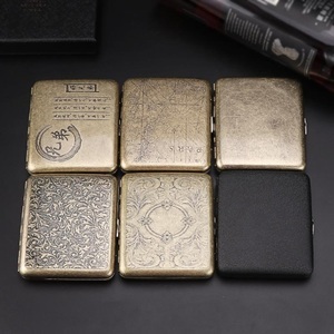 20 Stäbchen Zigarettenetui mit beidseitig offenen Seiten zur Unterstützung der Generation von geschnitzten Flip-Top-Zigarettenetuis aus bronzefarbenem kondensiertem Blumenmetall Lightinthebox