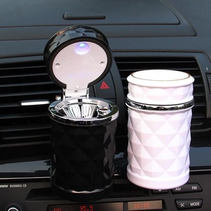 Lighinthebox, Starfire Universal-Auto-Aschenbecher mit LED-Leuchten rauchfreier Auto-Zigarettenaschenbecher Auto-Getränkehalter-Box mit Abdeckung Auto-Innenausstattung Lightinthebox, Starfire Universal-Auto-Aschenbecher mit LED-Leuchten rauchfreier Auto-Zigarettenaschenbecher Auto-Getränkehalter-Box mit Abdeckung Auto-Innenausstattung Lightinthebox