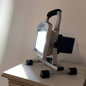 Ledino, Köpenick 209 - LED-Akkustrahler 20W m. Magnetfüßen, LED-Baustrahler Köpenick 209 Magnetfüße 20W 8,8Ah