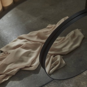Aytm, AYTM-Circum Spiegel Small Ø70cm, Schwarz, Wandspiegel Circum Small holz grau / Ø 70 cm - AYTM grau en holz