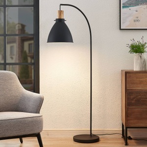 Lindby Trebale Stehleuchte mit Holzdetail