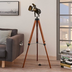 Lampenwelt.com, Holz-Stehlampe Hilma mit Dreibein-Gestell, Holz-Stehlampe Hilma mit Dreibein-Gestell
